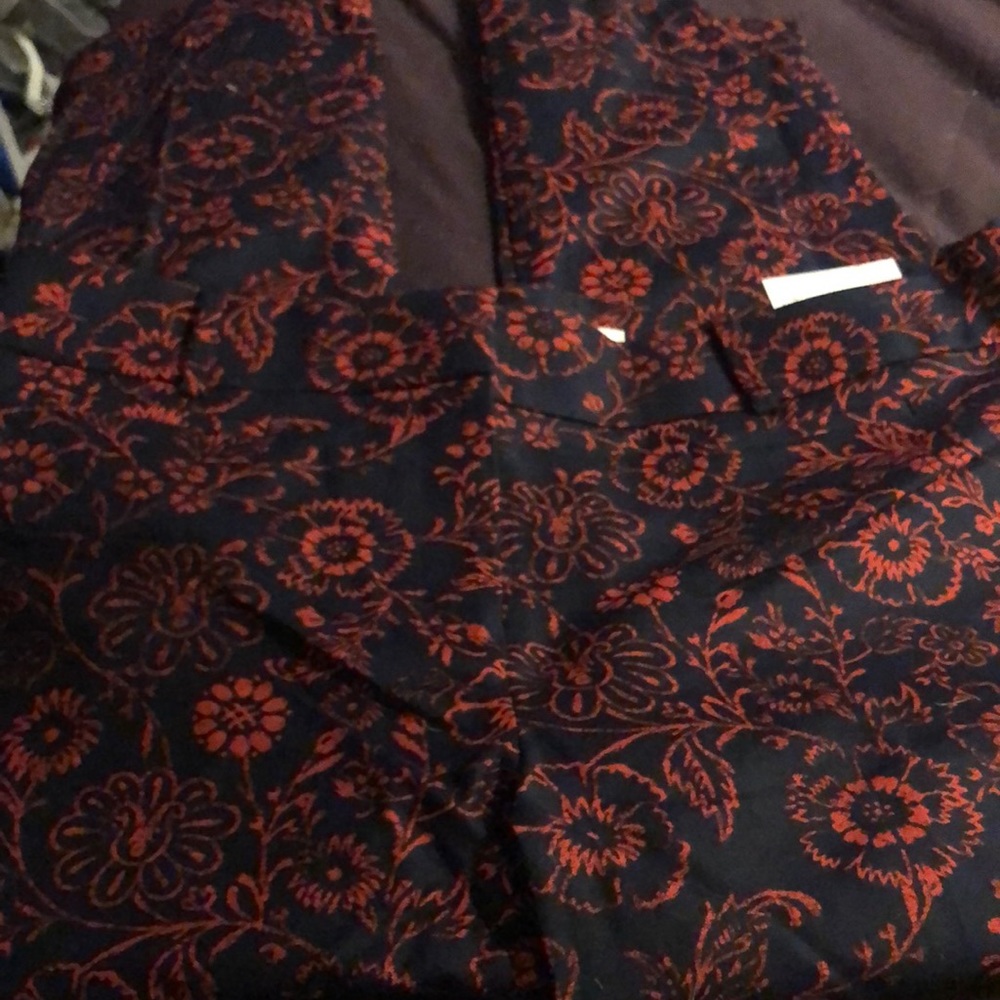 NWOT Riviera Loft navy blue/red flowers cropped pants